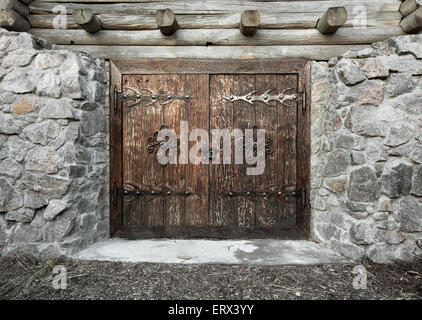 Vieille porte en bois avec serrure et mur de granit. Pour la conception d'arrière-plan Banque D'Images