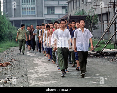 Jeunes prisonniers chinois dans le dortoir du Centre de détention pour jeunes de Chengdu, années 1980 Banque D'Images