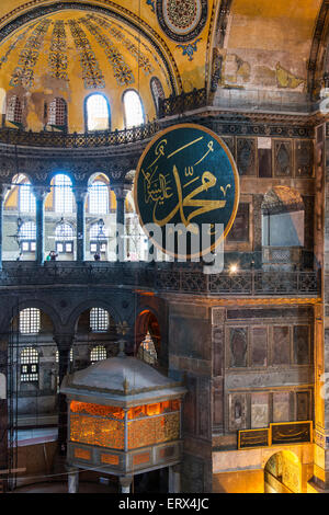 Vue de dessus de l'intérieur de Sainte-sophie avec médaillon Ottoman, Sultanahmet, Istanbul, Turquie Banque D'Images