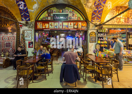 Café avec les touristes assis à des tables à l'intérieur du Grand Bazar (Kapalıcarsi), Istanbul, Turquie Banque D'Images