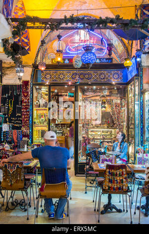 Café avec les touristes assis à des tables à l'intérieur du Grand Bazar (Kapalıcarsi), Istanbul, Turquie Banque D'Images