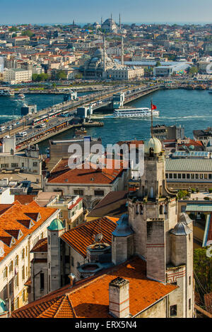 Sur les toits de la ville avec le pont de Galata et la corne d'or, Istanbul, Turquie Banque D'Images