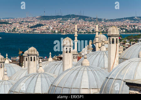 City skyline avec Bosphurus Strait et districts de la partie asiatique, Istanbul, Turquie Banque D'Images