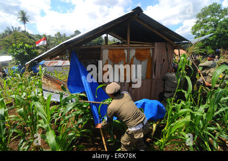 Mando, Indonésie. 09Th Juin, 2015. L'unité de police du Service civil ( Satpol PP ) clash avec les résidents que démolition des constructions illicites dans le village Pangiang a commencé. Les affrontements déclenchés lorsque les deux acres de terre qui appartient à l'aide d'alimentation pris par les résidents puisqu'ils prétendre que c'est la propriété des gouvernements. © Inayah Azmi Atifah/Pacific Press/Alamy Live News Banque D'Images