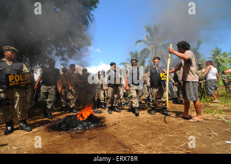 Manado, Indonésie. 09Th Juin, 2015. L'unité de police du Service civil ( Satpol PP ) clash avec les résidents que démolition des constructions illicites dans le village Pangiang a commencé. Les affrontements déclenchés lorsque les deux acres de terre qui appartient à l'aide d'alimentation pris par les résidents puisqu'ils prétendre que c'est la propriété des gouvernements. © Inayah Azmi Atifah/Pacific Press/Alamy Live News Banque D'Images