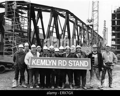 L'équipe de monteurs d'acier de Depledge prêt à lever la poutre support principal pour le nouveau Kemlyn Road Stand. Le nouveau stand à deux vitesses à Anfield devrait être terminée au début de la nouvelle saison de football. 16 Janvier 1992 Banque D'Images