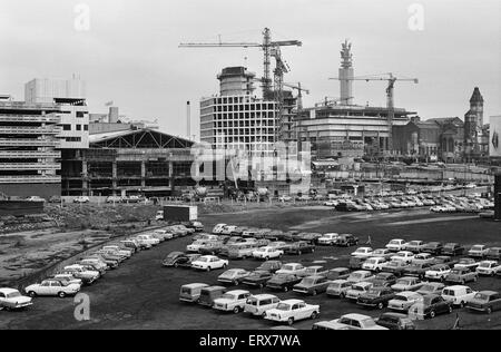 Construction en cours sur le nouveau ATV Tour Alpha, siège de l'entreprise de télévision commerciale ATV aux côtés de la nouvelle bibliothèque centrale sous le bureau de poste. La vue des deux projets au Paradise Circus, le centre de Birmingham est de Holliday passage. 11 juin 1971. Banque D'Images