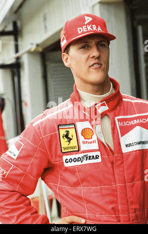 Michael Schumacher né le 3 janvier 1969, est un pilote automobile allemand. Schumacher est sept fois Champion du Monde de Formule Un, et est largement considéré comme l'un des plus grands pilotes de F1 de tous les temps.Il est titulaire d'un grand nombre de dossiers des conducteurs de Formule 1 y compris la plupart des victoires des championnats du meilleurs temps pole positions et remporté la plupart des courses en une saison - 13 en 2004. En 2002 il est devenu le seul pilote de Formule Un histoire de finir dans les trois premiers dans chaque course d'une saison et puis aussi le record pour la plupart des podiums consécutifs. Selon le site web officiel de la Formule 1 il est Banque D'Images