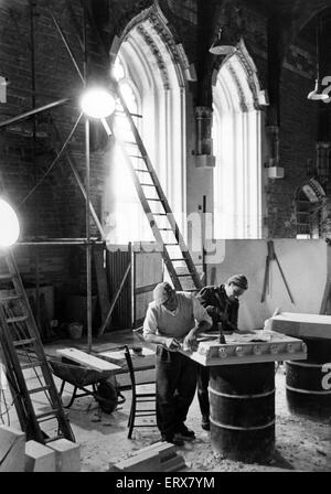 Château de Caerphilly, une fortification médiévale à Caerphilly, dans le sud du Pays de Galles. 6 octobre 1969. Sur la photo, pour 3 ans, le staccato de chatter le marteau et le ciseau a résonna dans le Grand Hall du château de Caerphilly, comme un maçon prend son métier de retour de 700 ans. Banque D'Images