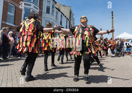 Mesdames Morris dancing in sunshine prises de vue basse Banque D'Images