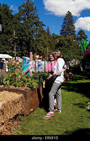 Ballarat Australie / deux femmes appréciant le Ballarat Begonia Festival annuel dans la ville de Ballarat. Banque D'Images