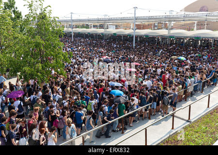 MILAN, ITALIE - 04 juin 2015 : foule à l'entrée EXPO 2015 Banque D'Images