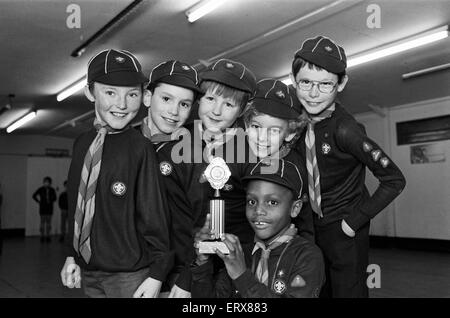 Huddersfield 18 oursons avec le trophée qu'ils ont gagné après avoir remporté le Huddersfield North District Cub Six un football à la concurrence, 25 janvier 1989. Banque D'Images