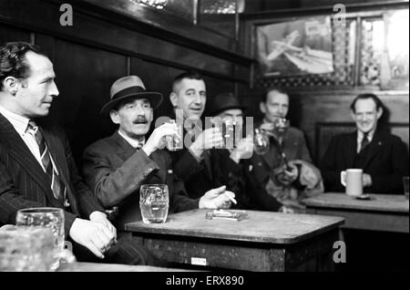 Les clients et le personnel de la Cidrerie sur Harrow Road, Londres. Circa 1946. Banque D'Images