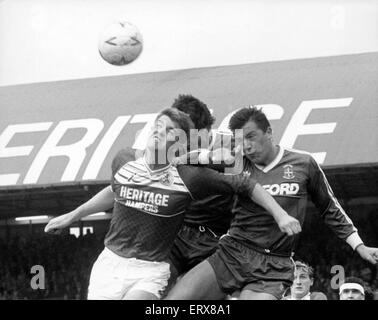 Gary Andrew Pallister (né le 30 juin 1965) est un ancien footballeur français, sports television pundit et de directeur des opérations du côté national Conférence Darlington. En tant que joueur, il est un défenseur de 1984 à 2001 et est surtout connu pour ses neuf ans sort à Manchester United de 1989 à 1998. Il a également joué pour Middlesbrough et Darlington et a été couvert 22 fois par l'Angleterre entre 1988 et 1996 (photo) Gary Pallister élève pour alimenter cet astucieux en-tête arrière à Middlesbrough 2-1 accueil gagner contre Luton à Ayresome Park. 22 Octobre 1988 Banque D'Images