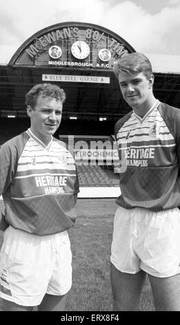 Gary Andrew Pallister (né le 30 juin 1965) est un ancien footballeur français, sports television pundit et de directeur des opérations du côté national Conférence Darlington. En tant que joueur, il est un défenseur de 1984 à 2001 et est surtout connu pour ses neuf ans sort à Manchester United de 1989 à 1998. Il a également joué pour Middlesbrough et Darlington et a été couvert 22 fois par l'Angleterre entre 1988 et 1996 (photo) Paul Kerr (à gauche) et Gary Pallister montrent leurs nouveaux de Boro. 5 Juillet 1988 Banque D'Images