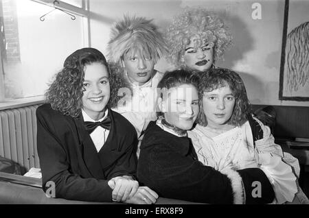 L'École secondaire Thornhill, Dewsbury a participé à la comédie de Cendrillon. 12 décembre 1991. Banque D'Images