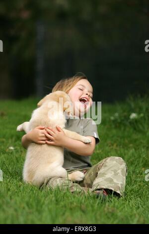 Fille avec Labrador Retriever chiot Banque D'Images