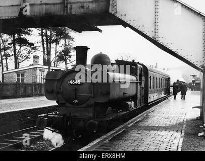 Un train de voyageurs quittant la gare de Bala sur le Bala-Blaenau Ffestiniog ligne. 22 décembre 1959. Banque D'Images