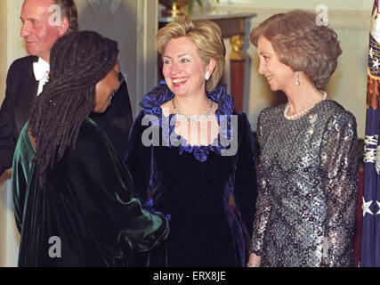 L'actrice Whoopi Goldberg, à gauche, est accueilli par la première dame Hillary Rodham Clinton, centre, alors qu'elle passe à travers la ligne de réception dans le Grand Hall de la Maison blanche avant le dîner d'état d'honorer la reine et le Roi Juan Carlos I d'Espagne le 23 février 2000 à Washington, DC La Reine Sofia d'Espagne, à droite, les regarde. Credit : Ron Sachs/CNP - AUCUN FIL SERVICE - Banque D'Images