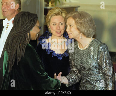 L'actrice Whoopi Goldberg, à gauche, est présenté à la Reine Sofia d'Espagne, à droite, par la première dame Hillary Rodham Clinton, centre, alors qu'elle passe à travers la ligne de réception dans le Grand Hall de la Maison blanche avant le dîner d'état d'honorer la reine et le Roi Juan Carlos I d'Espagne le 23 février 2000 à Washington, DC Credit : Ron Sachs/CNP - AUCUN FIL SERVICE - Banque D'Images