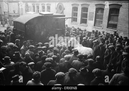 Panier et Van Horse Auction, New Kent Road, Londres, vers décembre 1947 Banque D'Images