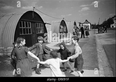 Enfants jouant à l'extérieur, Maisons Dockland, Isle of Dogs. Les familles s'installe à Nissen huts, maisons, vers 1946. Banque D'Images