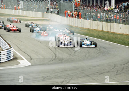 Michael Schumacher né le 3 janvier 1969, est un pilote automobile allemand. Schumacher est sept fois Champion du Monde de Formule Un, et est largement considéré comme l'un des plus grands pilotes de F1 de tous les temps.Il est titulaire d'un grand nombre de dossiers des conducteurs de Formule 1 y compris la plupart des victoires des championnats du meilleurs temps pole positions et remporté la plupart des courses en une saison ? 13 en 2004. En 2002 il est devenu le seul pilote de Formule Un histoire de finir dans les trois premiers dans chaque course d'une saison et puis aussi le record pour la plupart des podiums consécutifs. Selon le site web officiel de la Formule 1 il est Banque D'Images