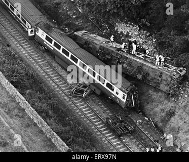 Polmont accident de train : le lundi 30 juillet 1984 un train express en direction ouest le 17:30 de service à Waverley Glasgow Queen Street. Après avoir passé l'intersection pour Stirling le conducteur du train John Tennant repéré une vache sur la ligne dans la coupe sur l'approche de la station haute de Falkirk et appliqué les freins d'urgence. Le train n'a pas réussi à arrêter à temps frapper la vache Ayrshire adultes. L'impact causé tout le train à dérailler. Les pertes sont principalement dans les deux premiers wagons et la plupart des décès étaient dus à des passagers d'être éjectés par les fenêtres ou touchés par d'autres passagers ou des objets Banque D'Images