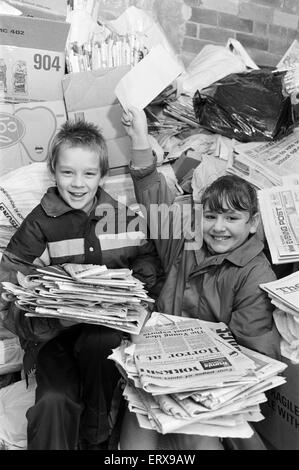 Les élèves à l'École Première Flockton, gagnants de 250 livres le premier prix dans un concours organisé par une société de recyclage de Leeds, pour voir qui pourrait recueillir le plus en papier, 4ème Janvier 1989. Banque D'Images