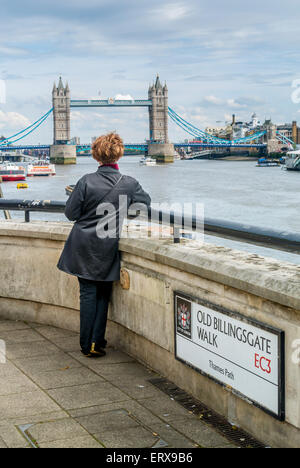 Femme sur Old Billingsgate Walk en direction de Tower Bridge. Londres. Banque D'Images