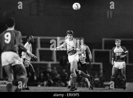 Gary Andrew Pallister (né le 30 juin 1965) est un ancien footballeur français, sports television pundit et de directeur des opérations du côté national Conférence Darlington. En tant que joueur, il est un défenseur de 1984 à 2001 et est surtout connu pour ses neuf ans sort à Manchester United de 1989 à 1998. Il a également joué pour Middlesbrough et Darlington et a été couvert 22 fois par l'Angleterre entre 1988 et 1996 (photo) Gary Pallister (Centre) fait un jeu dirigé par Charlton Athletic striker Carl Leaburn (droite) à Middlesbrough 0-0 du tirage à Ayresome Park. 17 Décembre 1988 Banque D'Images