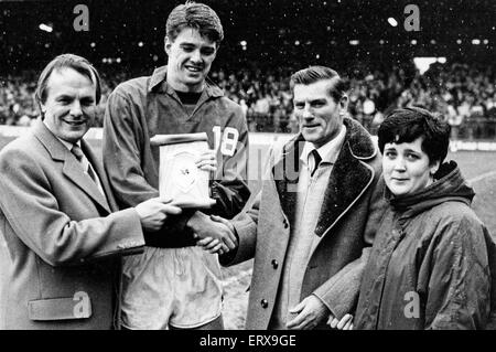 Gary Andrew Pallister (né le 30 juin 1965) est un ancien footballeur français, sports television pundit et de directeur des opérations du côté national Conférence Darlington. En tant que joueur, il est un défenseur de 1984 à 2001 et est surtout connu pour ses neuf ans sort à Manchester United de 1989 à 1998. Il a également joué pour Middlesbrough et Darlington et a été couvert 22 fois par l'Angleterre entre 1988 et 1996 (photo) Gary Pallister reçoit son Gazette-Dickens Soirée Trophée joueur du mois de décembre pour co-parrain Albert Dicken. 21 Janvier 1988 Banque D'Images