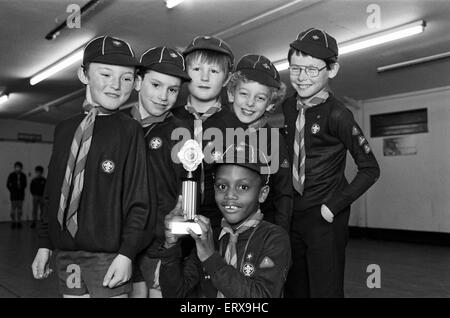 Huddersfield 18 oursons avec le trophée qu'ils ont gagné après avoir remporté le Huddersfield North District Cub Six un football à la concurrence, 25 janvier 1989. Banque D'Images