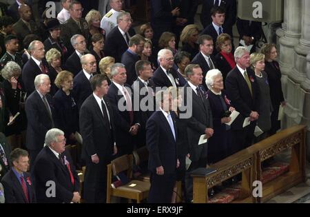 Beaucoup de présents et d'anciens représentants du gouvernement ont assisté à la rencontre de prière à la cathédrale nationale de Washington à Washington, DC le vendredi 14 septembre, 2001. Les anciens Présidents des Etats-Unis, Jimmy Carter, Gerald R. Ford, et ancien Vice-président Al Gore était assis dans la troisième rangée derrière le président américain George W. Bush, la Première dame Laura Bush, l'ancien président George H. W. Bush, Barbara Bush, ancien Président des États-Unis Bill Clinton, sénateur des États-Unis, Mme Hillary Rodham Clinton (démocrate de New York), et Chelsea Clinton. Le chef de la majorité au sénat américain Tom Daschle (démocrate du Dakota du Sud) et le U.S. House Spea Banque D'Images