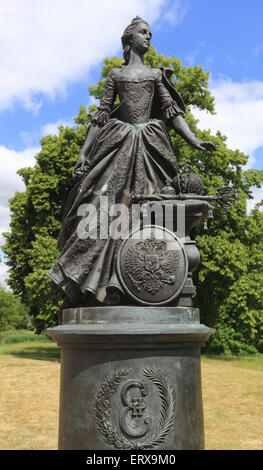 Zerbst, Allemagne. 09Th Juin, 2015. La statue "la Grande Catherine" un être vu dans Zerbst, Allemagne, 09 juin 2015. Fédération de la tsarine Catherine la Grande (1729-1796) est reconnue pour la première fois au cours d'une princesse Festival dans la ville. Le festival a lieu le 11 juillet 2015. La tsarine Catherine II a vécu en tant que princesse Sophie Auguste Friederike von Anhalt-Zerbst Zerbst dans le palace de 1742 à début 1744. Photo : JENS WOLF/dpa/Alamy Live News Banque D'Images