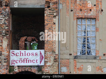 Zerbst, Allemagne. 09Th Juin, 2015. 'Palace ouvert" peut être vu sur les ruines de l'aile est de l'ancienne résidence royale à Zerbst, Allemagne, 09 juin 2015. Plus tard, la tsarine Catherine II a vécu en tant que princesse Sophie Auguste Friederike von Anhalt-Zerbst dans le palais, construit en 1681. Fédération de la tsarine Catherine la Grande (1729-1796) est reconnue pour la première fois au cours d'une princesse Festival dans la ville. Le festival a lieu le 11 juillet 2015. Photo : JENS WOLF/dpa/Alamy Live News Banque D'Images