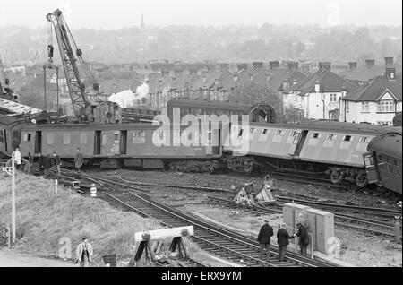 Hither Green train crash. Le dimanche 5 novembre 1967 le 19:43 Hastings à Charing Cross service composé de 12 voitures à voyageurs ont déraillé à 21:16 peu avant la St Mildred's Road railway bridge près de centre d'entretien vert ici. La première paire de roues du troisième entraîneur furent anéantis par un rail rompu provoquant onze entraîneurs à dérailler et quatre de ceux à se tourner sur le côté. C'était une longue de dimanche soir et il y avait des passagers debout dans le train. Quarante-neuf passagers ont été tués et 78 blessés 27 détenues à l'hôpital. La plupart des victimes avaient été voyager Banque D'Images