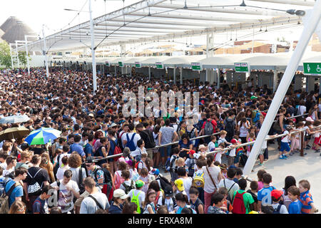 MILAN, ITALIE - 04 juin 2015 : foule à l'entrée EXPO 2015 Banque D'Images