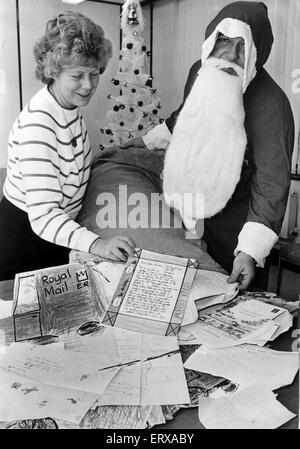 Aides du Père Noël travaillent d'arrache-pied au bureau de poste répondant à plus de 13 000 lettres d'enfants aux Gallois Santa. Siège de bureau de poste de Cardiff. Le Pays de Galles. 10 décembre 1989. Banque D'Images