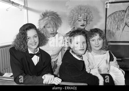 L'École secondaire Thornhill, Dewsbury a participé à la comédie de Cendrillon. 12 décembre 1991. Banque D'Images