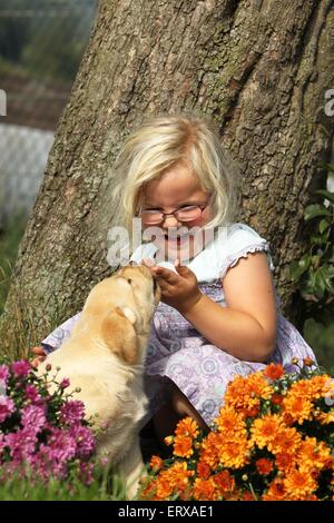 Fille avec Labrador Retriever chiot Banque D'Images