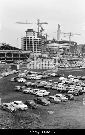 Construction en cours sur le nouveau ATV Tour Alpha, siège de l'entreprise de télévision commerciale ATV aux côtés de la nouvelle bibliothèque centrale sous le bureau de poste. La vue des deux projets au Paradise Circus, le centre de Birmingham est de Holliday passage. 11 juin 1971. Banque D'Images