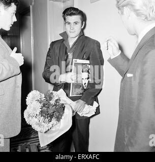 Vince Taylor, & Roll Singer, visites Julia Lockwood, fille de l'actrice Margaret Lockwood, à l'oreille, du nez et de la gorge, de l'hôpital de Golden Square, Londres, 28h Septembre 1960. Armé avec bouquet de fleurs et pop records. Banque D'Images