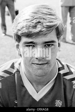 Gary Andrew Pallister (né le 30 juin 1965) est un ancien footballeur français, sports television pundit et de directeur des opérations du côté national Conférence Darlington. En tant que joueur, il est un défenseur de 1984 à 2001 et est surtout connu pour ses neuf ans sort à Manchester United de 1989 à 1998. Il a également joué pour Middlesbrough et Darlington et a été couvert 22 fois par l'Angleterre entre 1988 et 1996 (photo) Un jeune Gary Pallister pose pour une photo à Middlesbrough. 12 août 1985 Banque D'Images