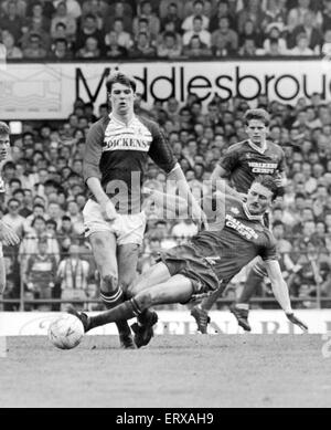 Gary Andrew Pallister (né le 30 juin 1965) est un ancien footballeur français, sports television pundit et de directeur des opérations du côté national Conférence Darlington. En tant que joueur, il est un défenseur de 1984 à 2001 et est surtout connu pour ses neuf ans sort à Manchester United de 1989 à 1998. Il a également joué pour Middlesbrough et Darlington et a été couvert 22 fois par l'Angleterre entre 1988 et 1996 (photo) Gary Pallister battu à la balle par un joueur de Leicester dans leur défaite 2-1 accueil. 7 mai 1988 Banque D'Images