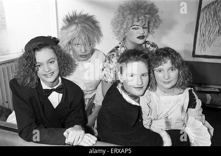 L'École secondaire Thornhill, Dewsbury a participé à la comédie de Cendrillon. 12 décembre 1991. Banque D'Images