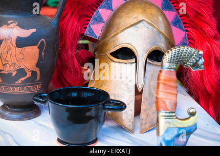 Encore Spartan-vie d'une épée, un casque militaire, une coupe de vin et d'une amphore sur une table Banque D'Images