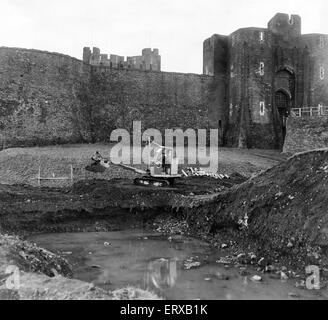 Château de Caerphilly, une fortification médiévale à Caerphilly, dans le sud du Pays de Galles. 18 janvier 1962. Sur la photo, les travaux en cours pour étendre les douves. Banque D'Images