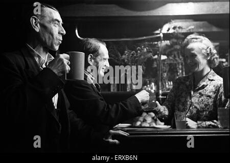 Les clients et le personnel de la Cidrerie sur Harrow Road, Londres. Circa 1946. Banque D'Images